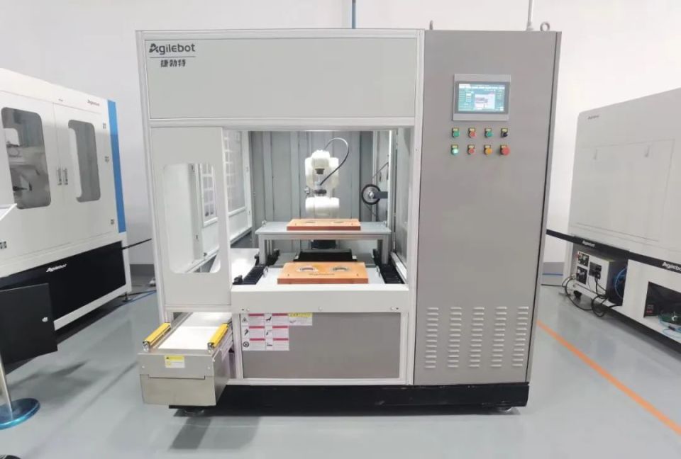 青資向“新”力 以芯片、智造、人工智能驅(qū)動(dòng)通訊技術(shù)向“新”而行，以“質(zhì)”致遠(yuǎn)